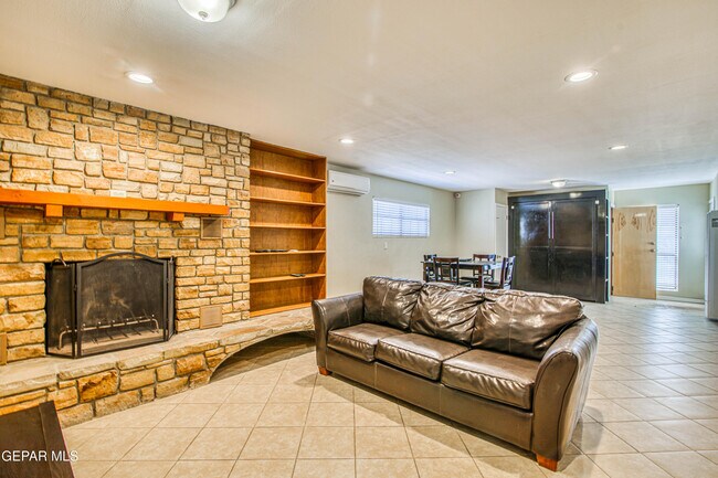 Building Photo - 1701 Elm St