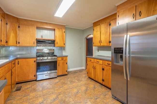 Building Photo - 3 bed and 1 bath house with fenced yard  i...