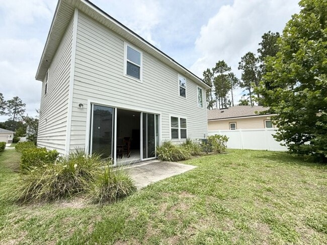 Building Photo - Beautiful home available for rent in the d...