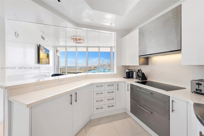 Building Photo - 100 South Pointe Dr