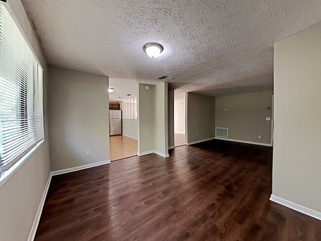 Building Photo - Northside Home
