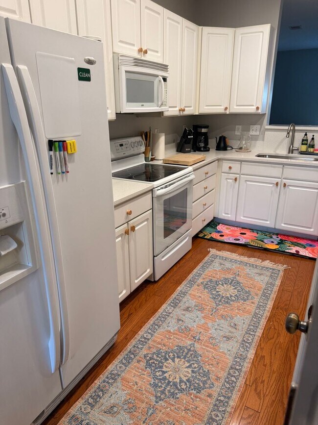 Building Photo - 3 bedroom fully furnished home, Pet Friend...