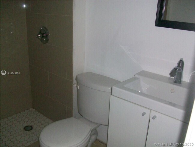 Building Photo - 115 Royal Park Dr