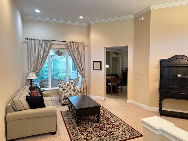 Building Photo - Must See, 4/3 furnished, Walking Distance ...