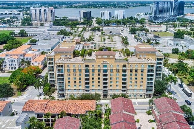 Building Photo - 403 S Sapodilla Ave