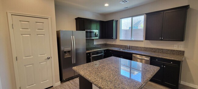 Building Photo - 4 bedroom plus roof top deck 1 bedroom dow...