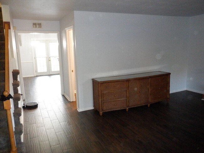 Building Photo - Downs1345-1347