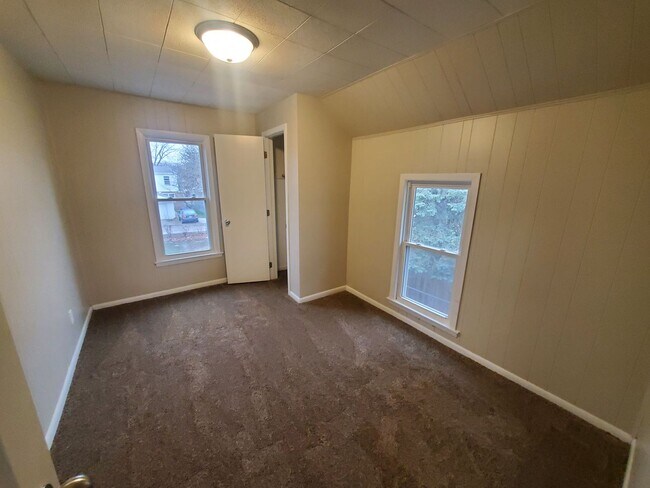 Building Photo - 240 E Dunham Ave