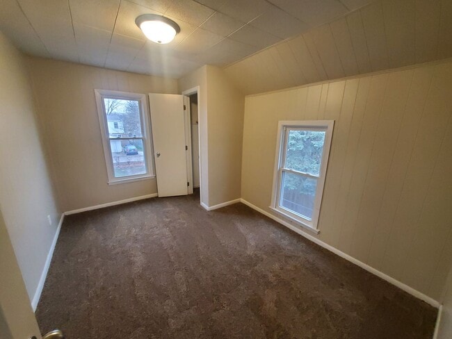 Building Photo - 4 Bedroom, 1 Bathroom home just South of Downtown!