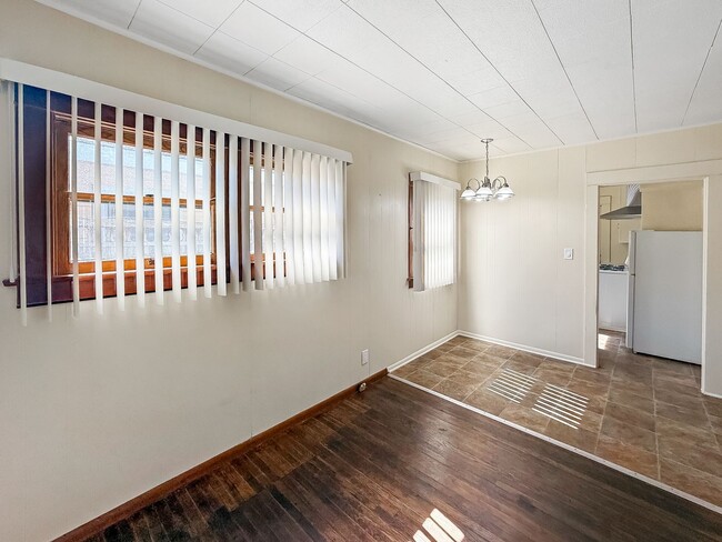 Building Photo - Perfectly located 1 Bd/1Ba house with a bo...