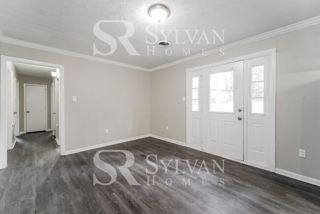 Building Photo - Fall in love with this beautiful 3BR 1BA home