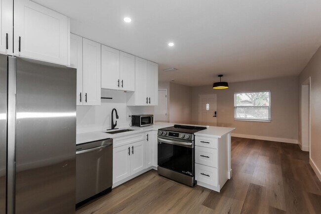 Building Photo - Fully Remodeled 3-Bedroom + Den Home for Rent in St. Petersburg, FL!