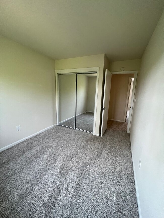Building Photo - 3BR Townhome - Northampton School District