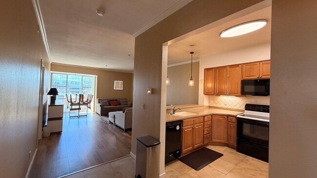 Building Photo - $500 Move in Special | 2 bed 2 bath Available in Downtown SJ!