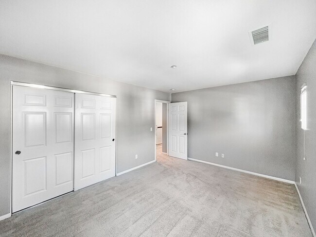 Building Photo - Stunning 4B/2.5BA House in Vista!