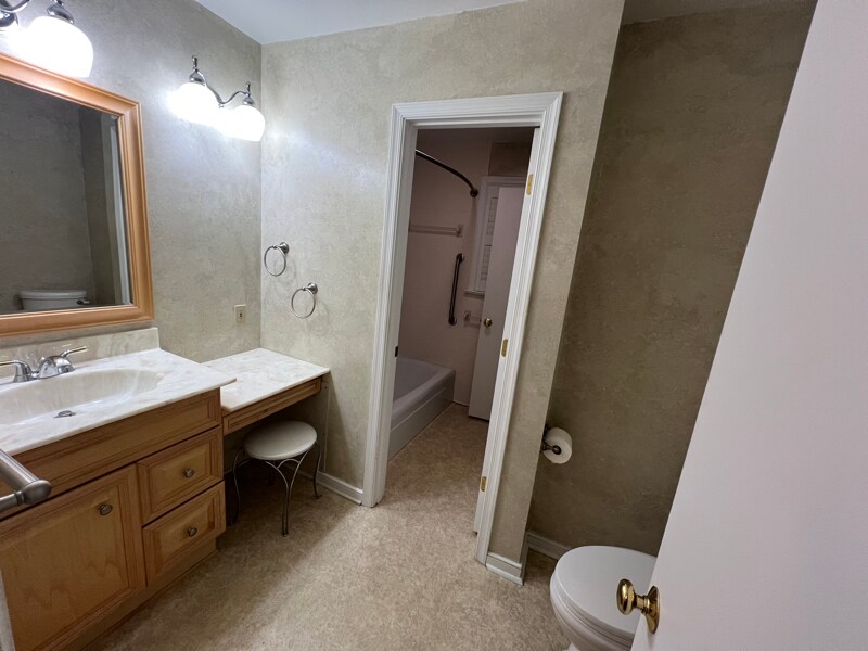 Building Photo - 9201 Woodlake Dr