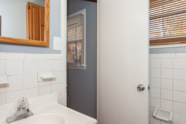 Building Photo - 3405 Melrose Dr