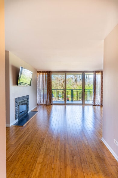 Building Photo - 5950 Oakwood Dr