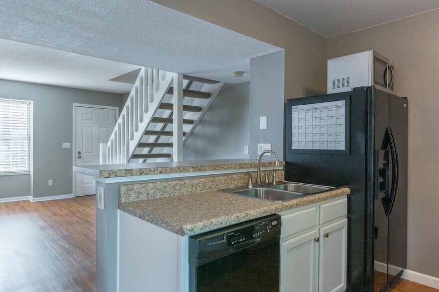 Building Photo - 4946 Stoneybrook Blvd
