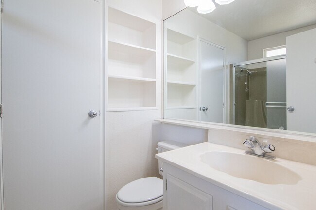 Building Photo - Spacious Manufactured Home!