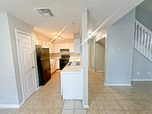 Building Photo - 7508 Oak Chase