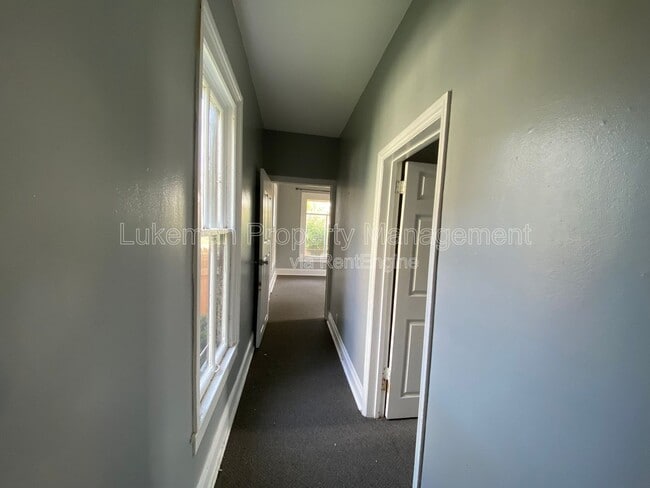 Building Photo - 827 W Cedar St