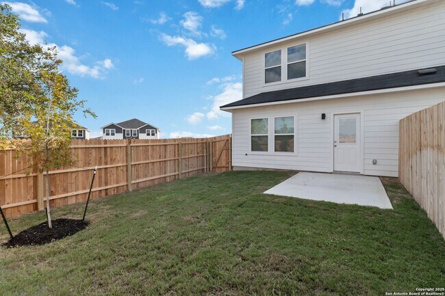 Building Photo - Luxury Townhome in Abbott Run!