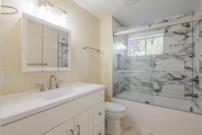 Building Photo - 718 Brassie Dr