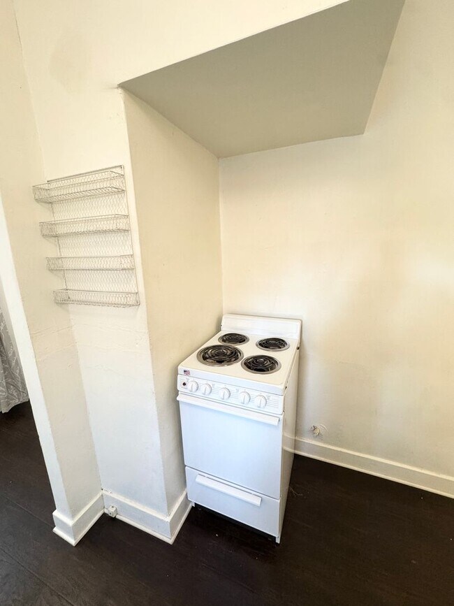 Building Photo - Charming 1 Bedroom 1 Bath Historic Duplex,...