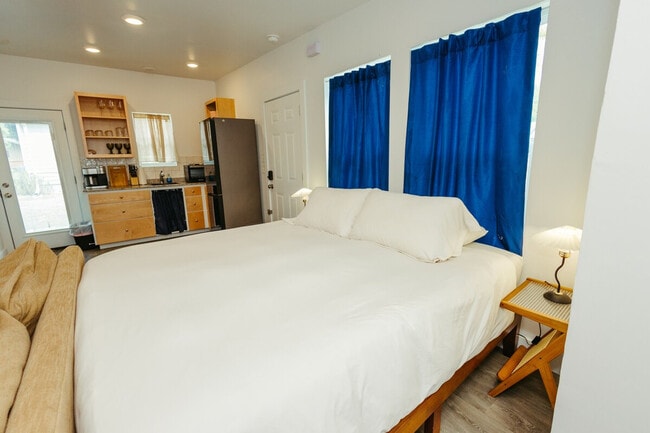 Building Photo - 3817 Leland Ave