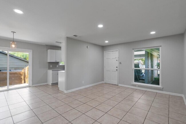 Building Photo - 1407 Avebury Cir