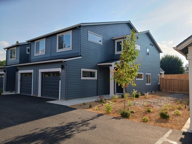 Building Photo - Brand New 3 bedroom, 2 bath Townhouse