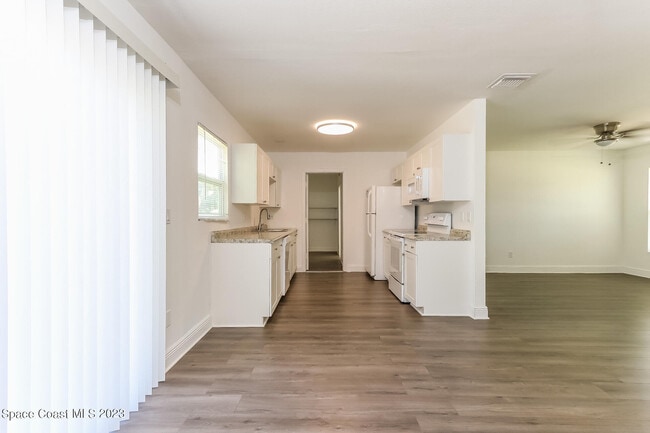 Building Photo - 674 23rd Pl SW