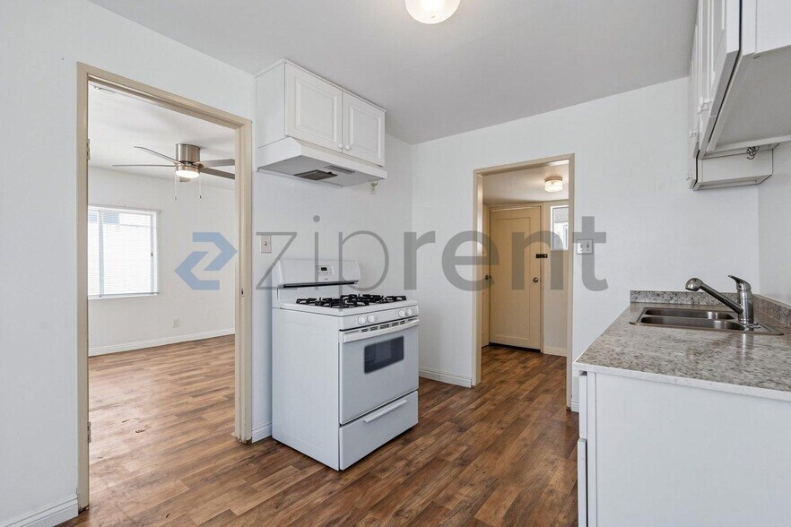 Building Photo - Unit