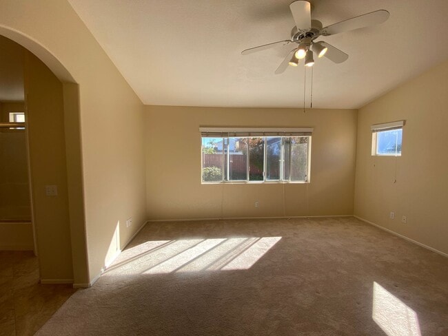 Building Photo - Beautiful Spacious 3BR/2.5BA Located in the Ivey Glenn Community!!