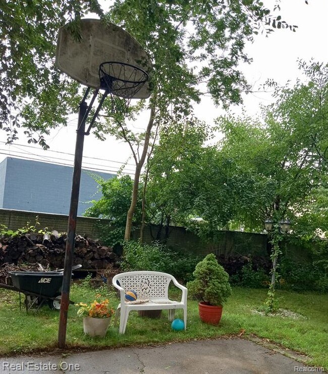 Building Photo - 400 Stratford Rd