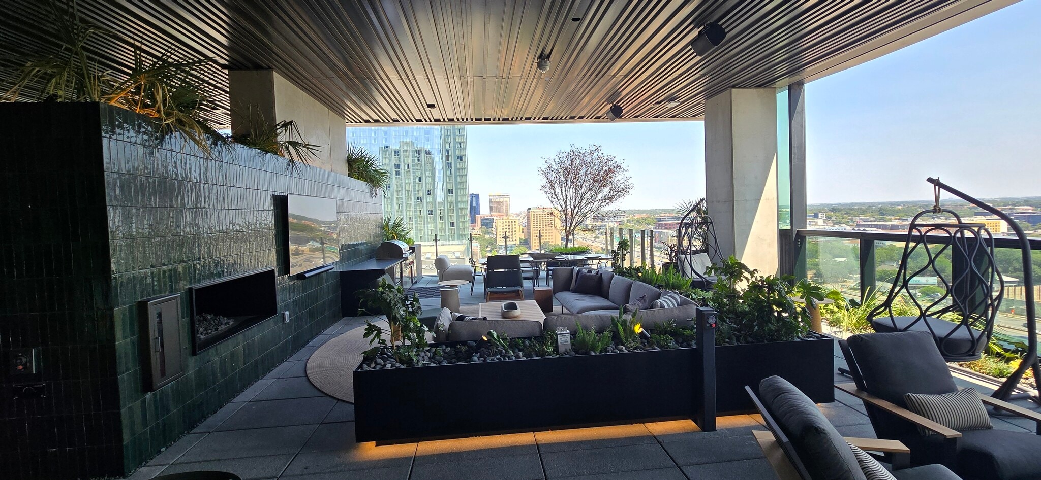 Great for watching events with friends and fam - 610 Davis St