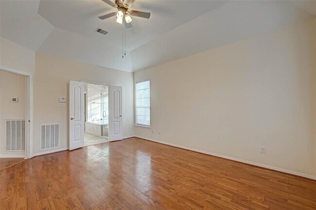 Building Photo - 910 Chinni Ct