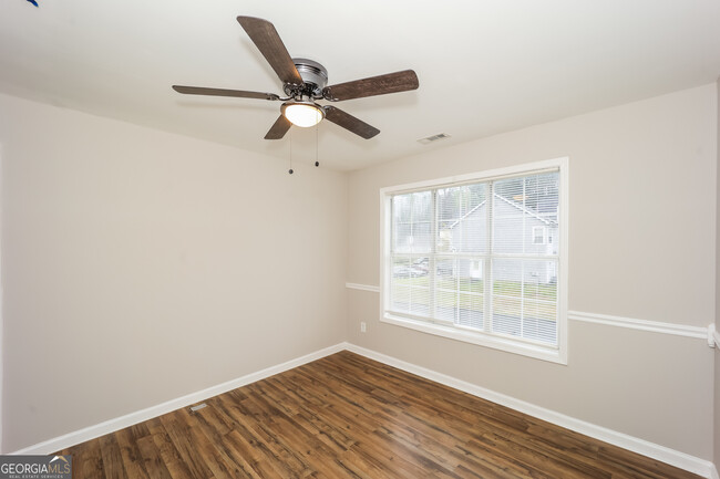 Building Photo - 2175 Lake Royale Dr