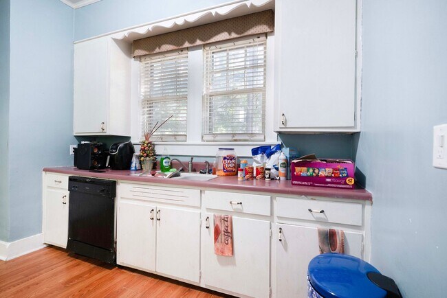 Building Photo - Charming Historic 2BR Apartment with Garag...