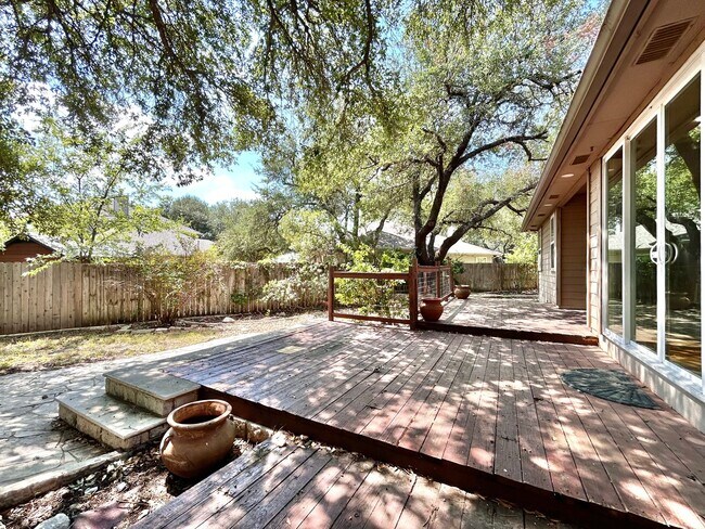 Building Photo - 4 Bed / 2 Bath Spacious One-Level Home with Large Backyard