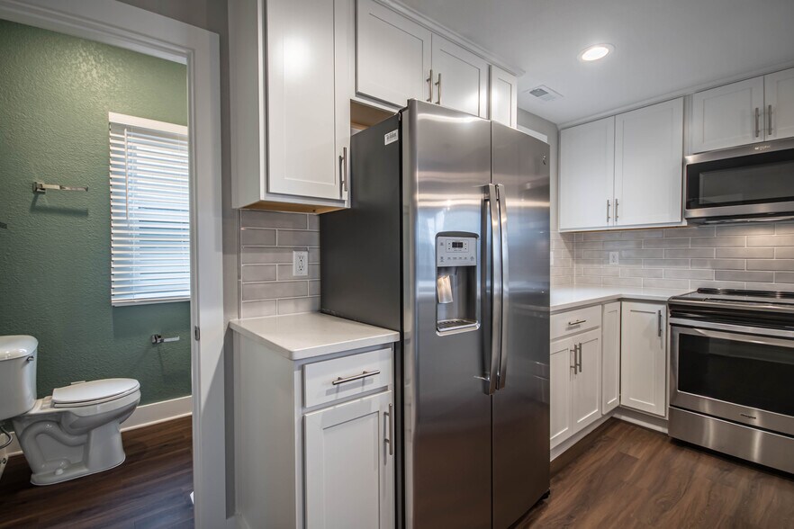 Building Photo - 1659 N Van Buren St