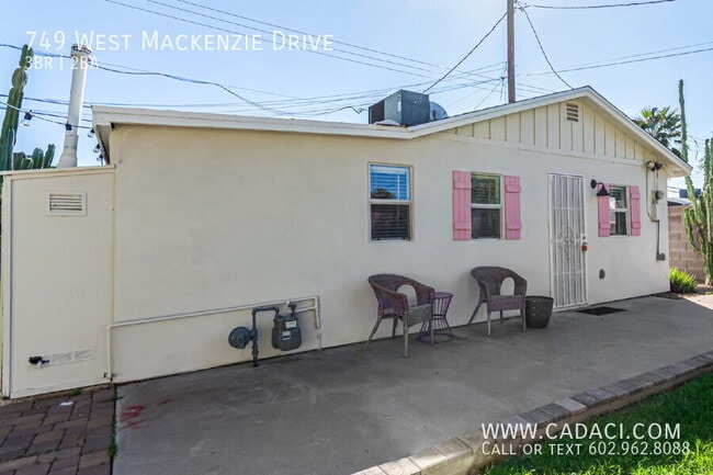 Building Photo - 749 W MacKenzie Dr