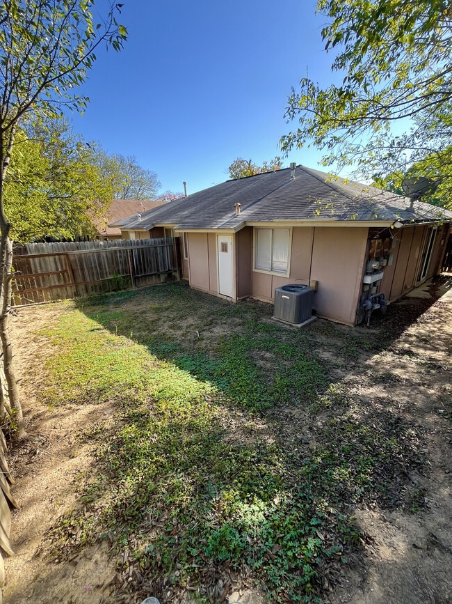 Building Photo - 14431 Edgemont St