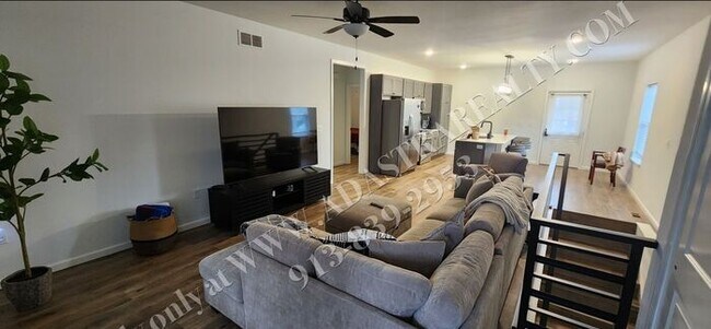 Building Photo - Like New Furnished Home in Lawrence Short Term Lease-Available NOW!!