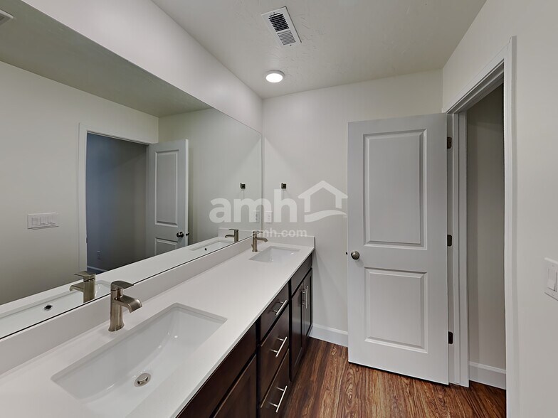 Building Photo - 6818 N Silver Gate Dr
