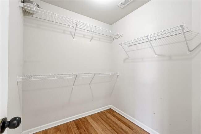 Building Photo - 6199 Thorncrest Dr