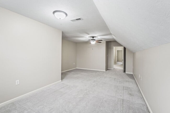 Building Photo - Beautiful 3 Bedroom Condo Available Now!
