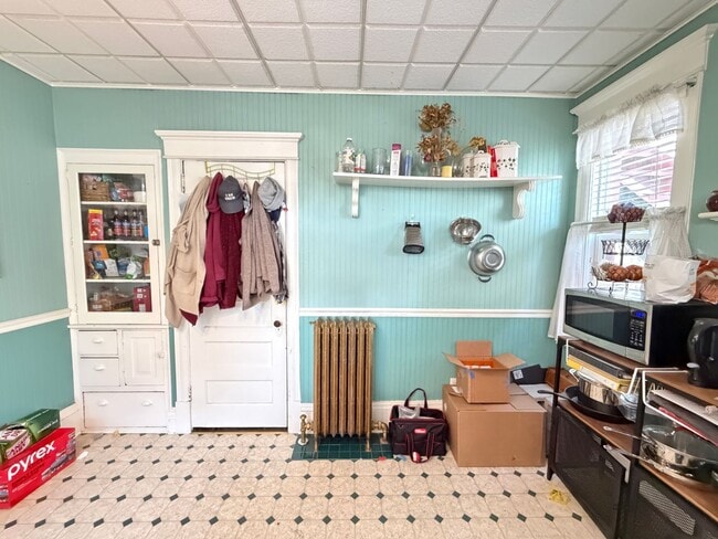 Building Photo - 1st Floor 2 Bedroom Apartment w/ Private Basement - Available July 1st
