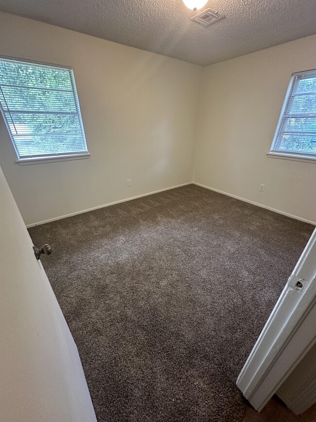 Building Photo - 2913 Gwendolyn Ln